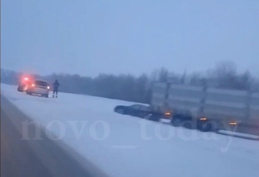Фуры слетели с трассы в Волгоградской области в снегопад