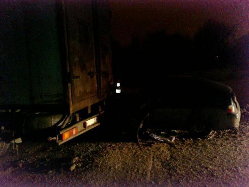 На юге Волгограда водитель на ВАЗ-2112 попал под КамАЗ