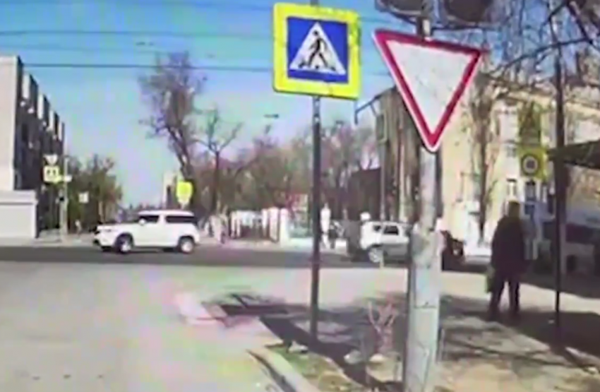 Водитель протаранил толпу детей на переходе в Волгограде: видео 
