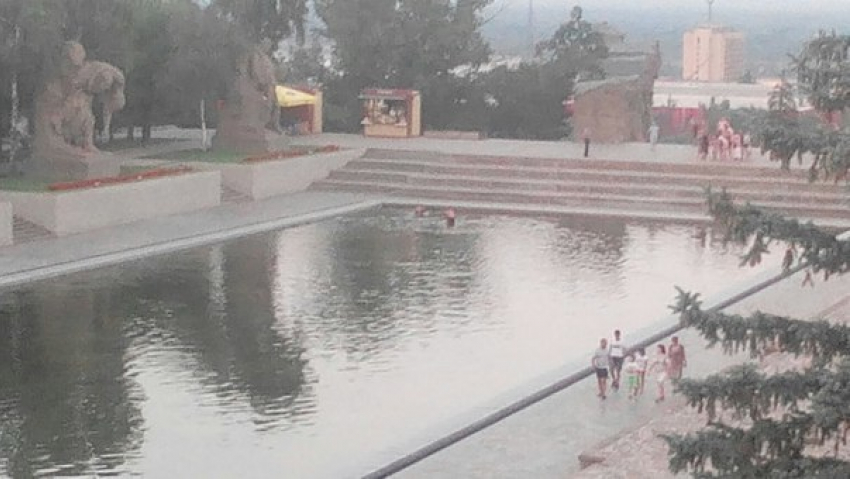 Опубликовано видео купания подростков в Озере слез на Мамаевом кургане