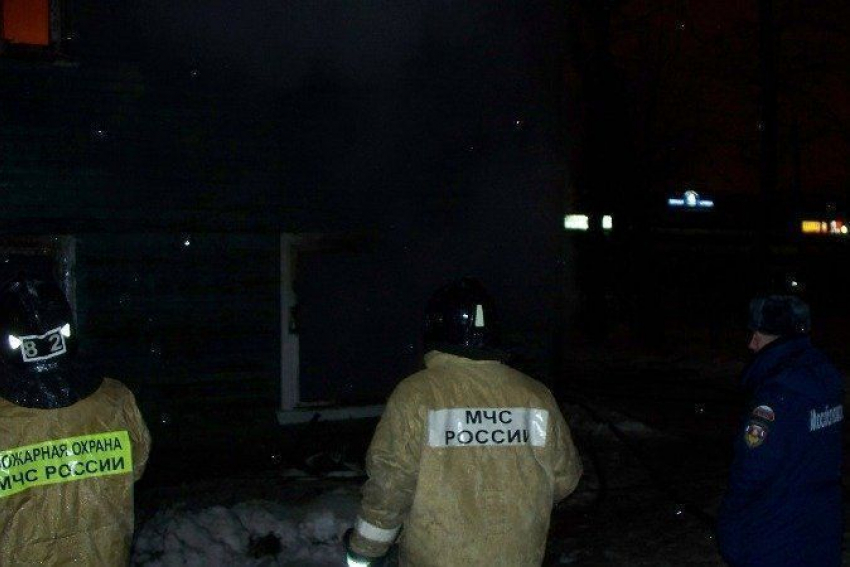 В Волжском из горящей мастерской эвакуировали 15 человек