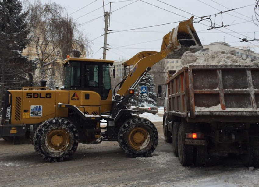 С последствиями резкого потепления на трассах Волгоградской области борется спецтехника