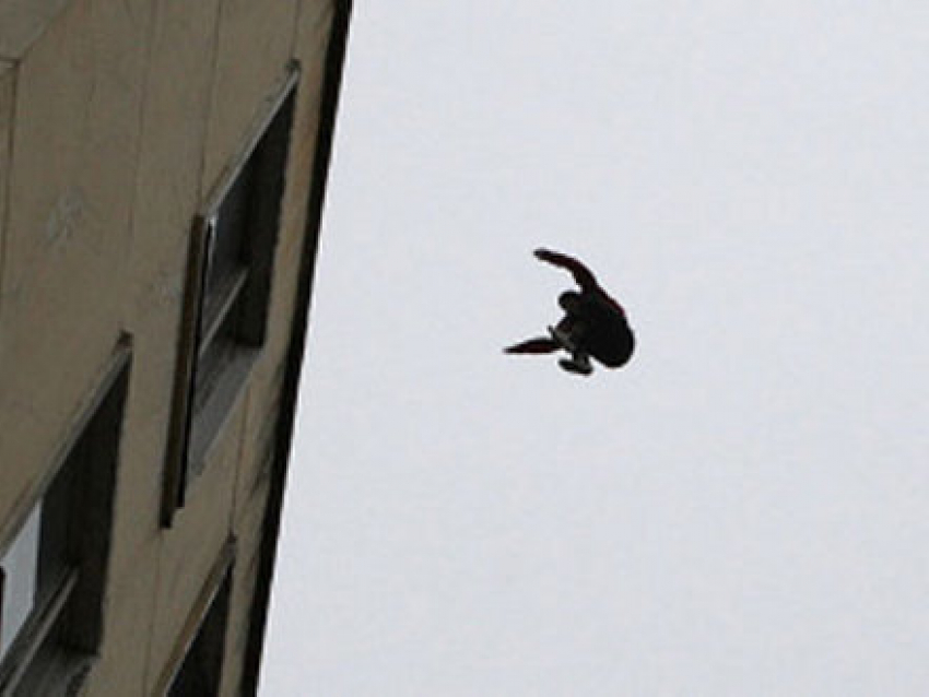 На севере Волгограда 17-летний вор переломал стопы, прыгая с 4-го этажа