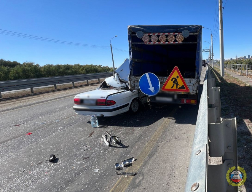 Легковушке срезало крышу в страшном ДТП под Волгоградом