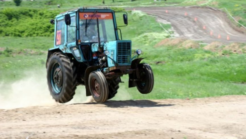 Бомж угнал у фермера трактор «Белорус» в Среднеахтубинcком районе 