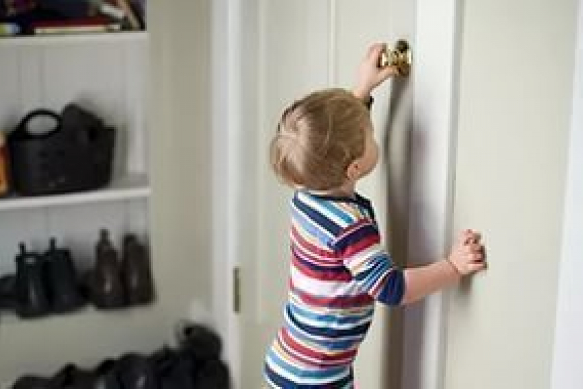 На севере Волгограда спасатели вызволили из квартиры 4-летнего ребенка