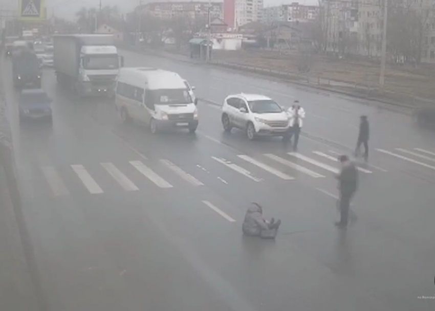 В Волгограде на пешеходном переходе Renault Logan сбил 54-летнюю женщину: видео