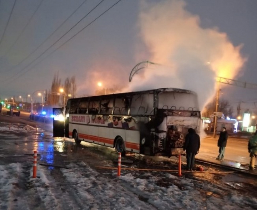 Двухэтажный автобус вспыхнул на проезжей части Волгограда