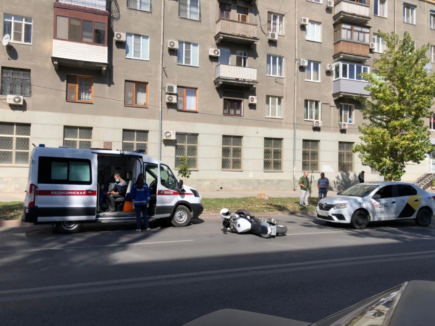 В центре Волгограда столкнулись «Яндекс.Такси» и мотоциклист