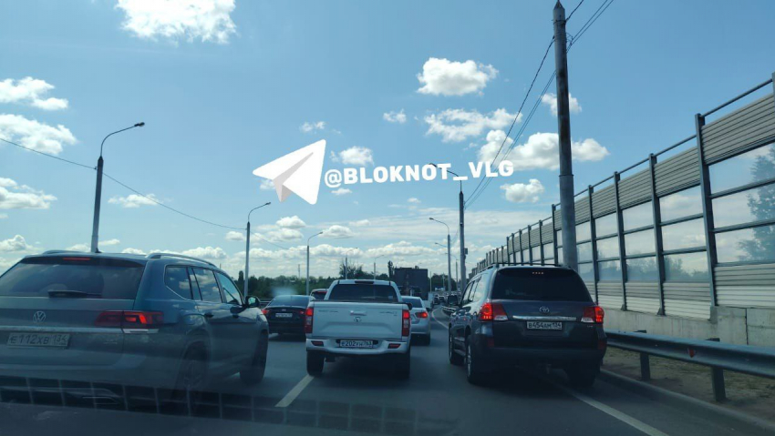Мост через Волгу встал в часовой пробке в старт всероссийского Дня поля
