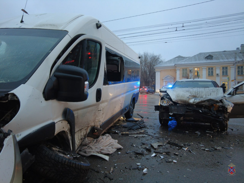 Жуткое ДТП с 8 пострадавшими попало на видео в центре Волгограда