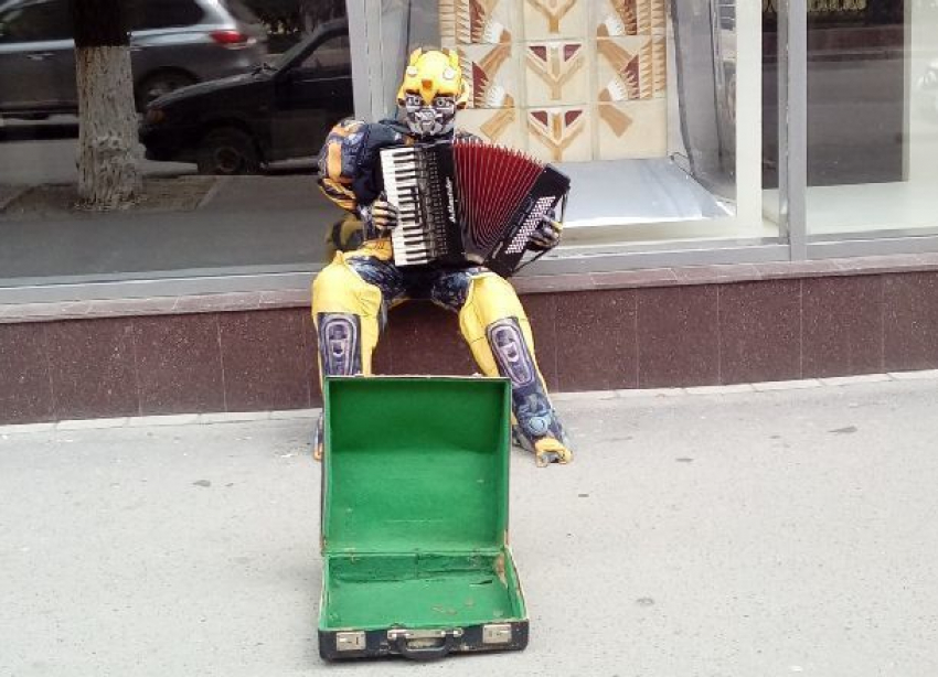 Бамблби из «Трансформеров» побирается на улицах Волгограда