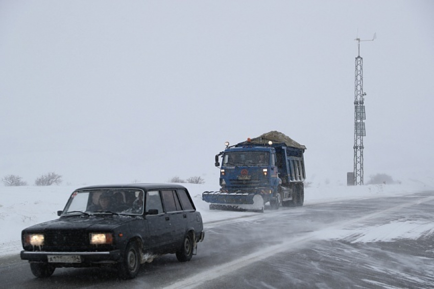 Дороги в 27 районах Волгограда вышла спасать тяжелая техника
