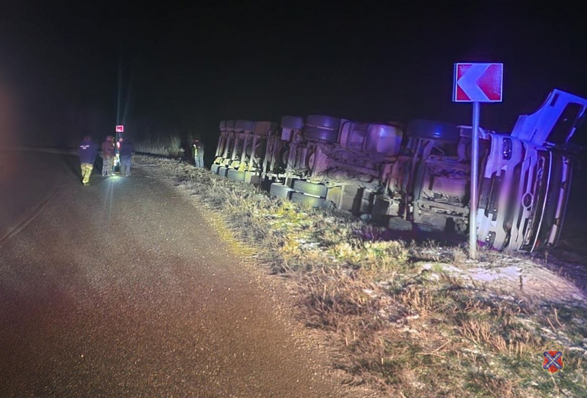 Есть погибший: жуткое ДТП с фурой показали под Волгоградом