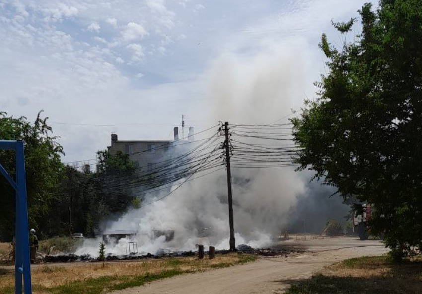 Свалка вспыхнула за рынком в Волгограде: видео