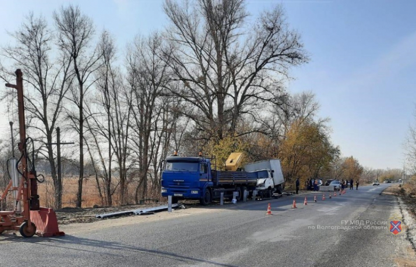 Грузовик протаранил отбойник, сбил рабочего и врезался в КамАЗ под Волгоградом