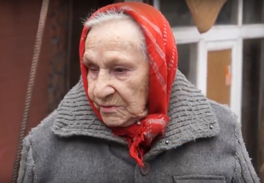 Сын принес 50 рублей проживающей в сарае 90-летней ветерану Волгограда