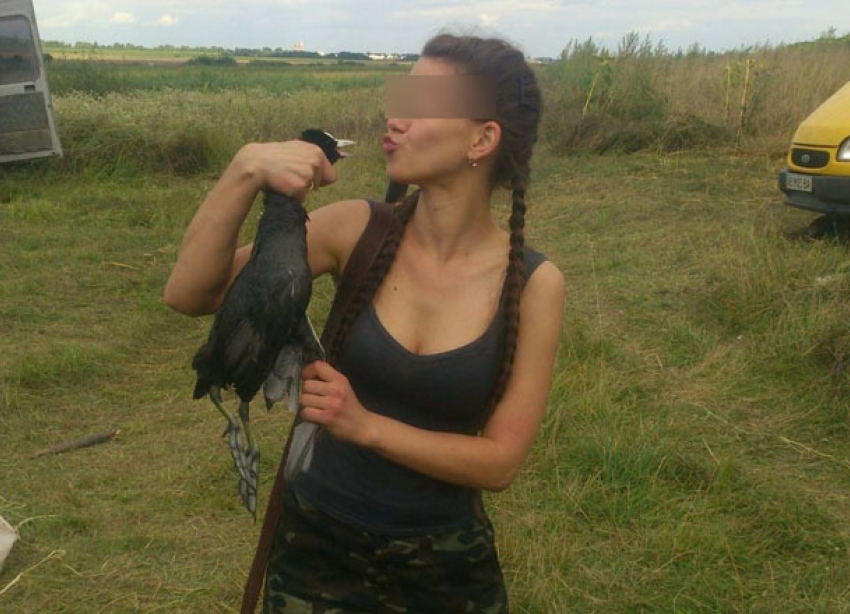 Грудастая красавица попала в кадр во время поцелуя трупа в Волгоградской области