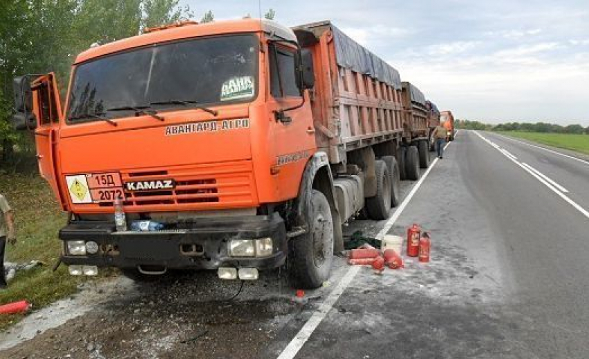 Двое очевидцев вытащили водителя из горящего КамАЗа под Волгоградом