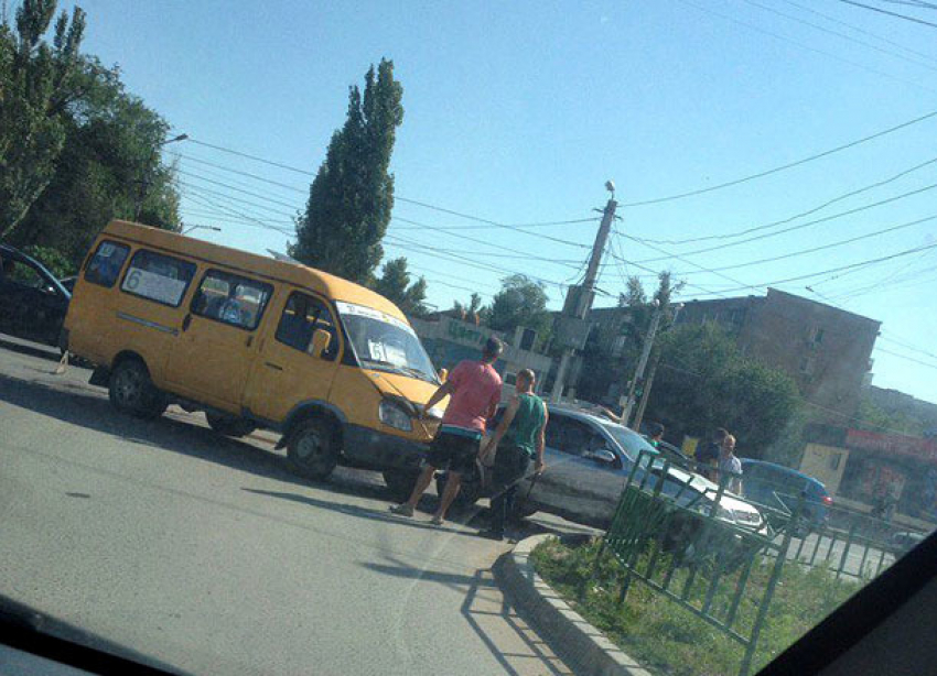 Общественный и личный транспорт не поделили дорогу в Волжском