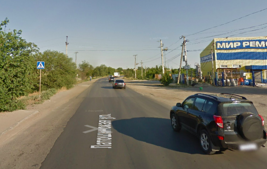 "Ни светофоров, ни знака перехода!": волгоградцы боятся переходить дорогу на Латошинке после смертельного наезда 