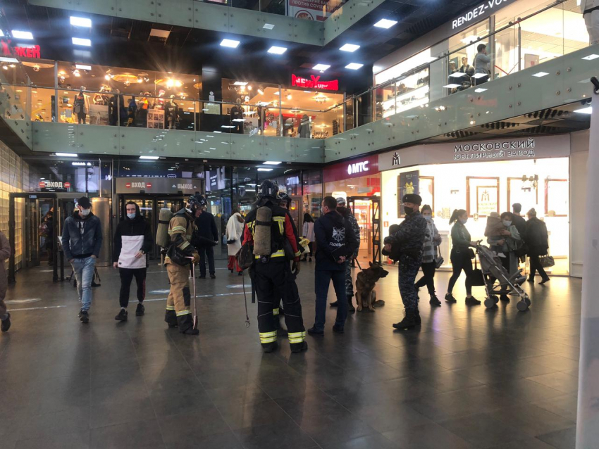 Торговые центры эвакуируют в Волгограде из-за угрозы взрывов