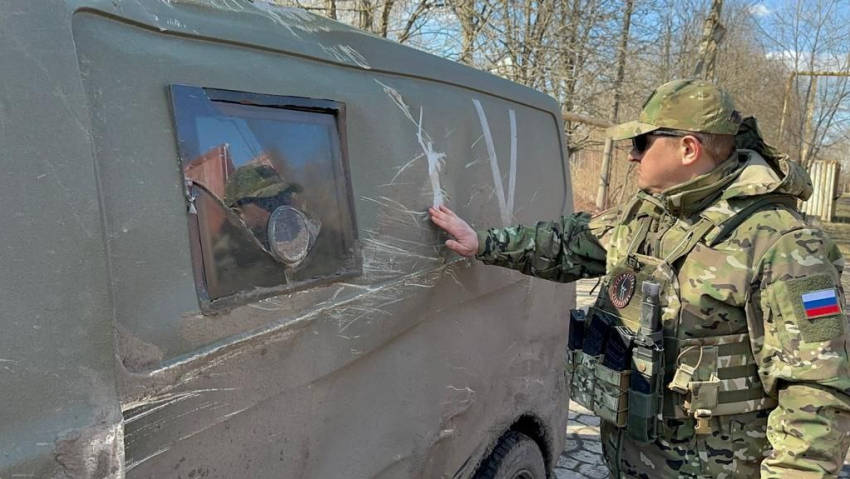 Машина волгоградского депутата попала под обстрел на Донбассе: шок-видео