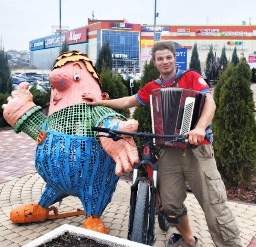 Проехавший на велосипеде с аккордеоном всю Россию путешественник оказался в центре Волгограда 