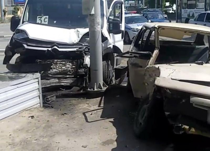 Водитель «девятки» врезался в маршрутку 3С в Волгограде, 4 человека пострадали: опубликовано видео