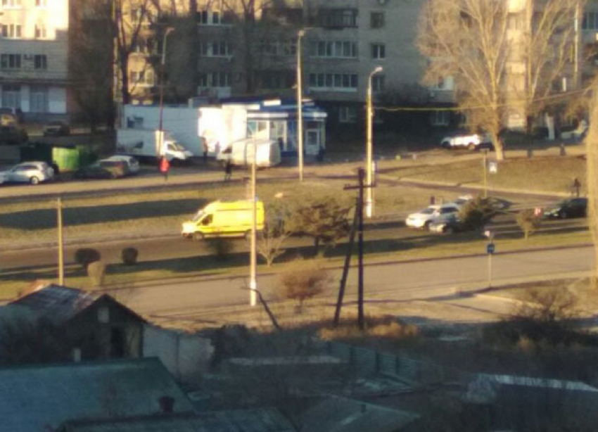 Пешеход оказался под колесами авто на остановке «Улица Хиросимы» в Волгограде