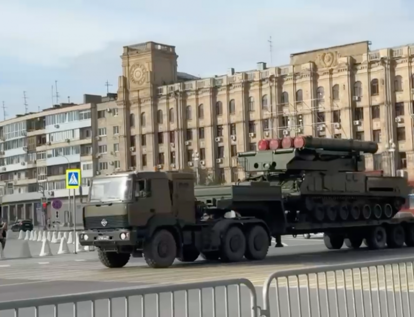 Военную технику привезли в центр Волгограда – видео 