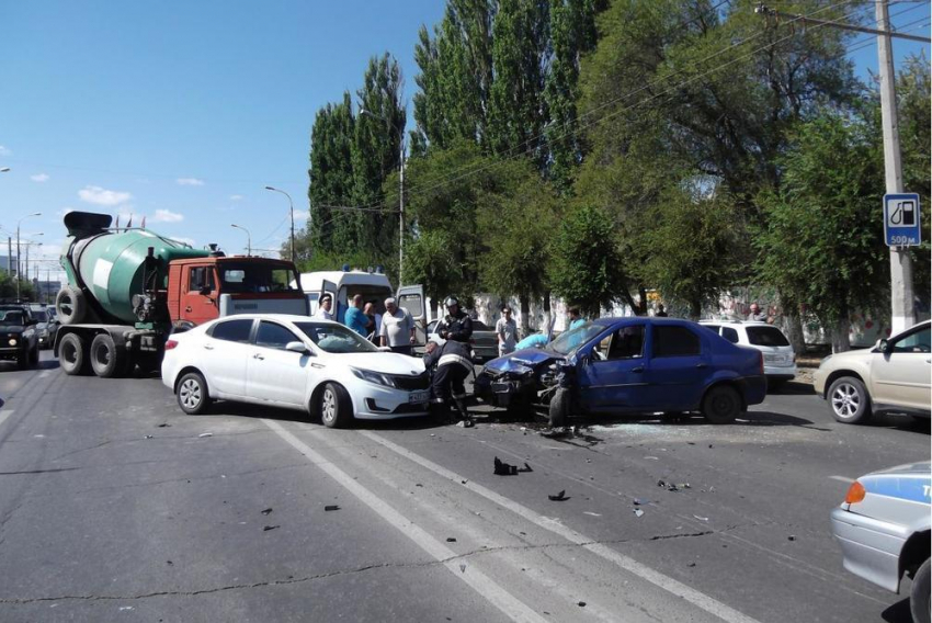 В тройном ДТП на севере Волгограда по вине автоледи пострадал 16-летний подросток