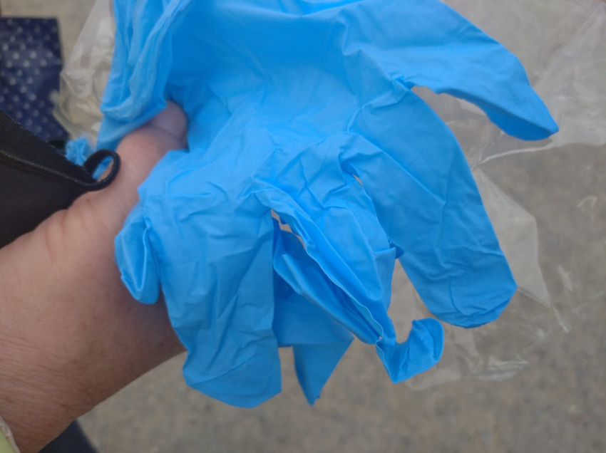 Волгоградцам под видом многоразовых раздали одноразовые перчатки как средство защиты в период коронавируса