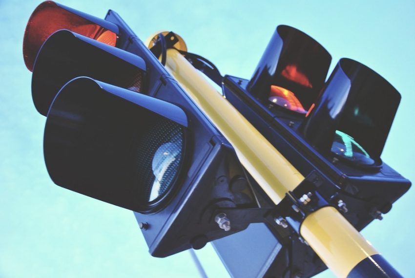 В Волжском следить за безопасностью на дорогах будут светофоры с искусственным интеллектом