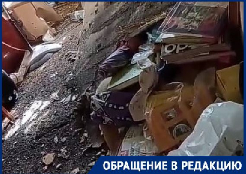 «Все разгромлено, боимся спать»: на кровать волгоградки рухнул потолок после ремонта кровли 