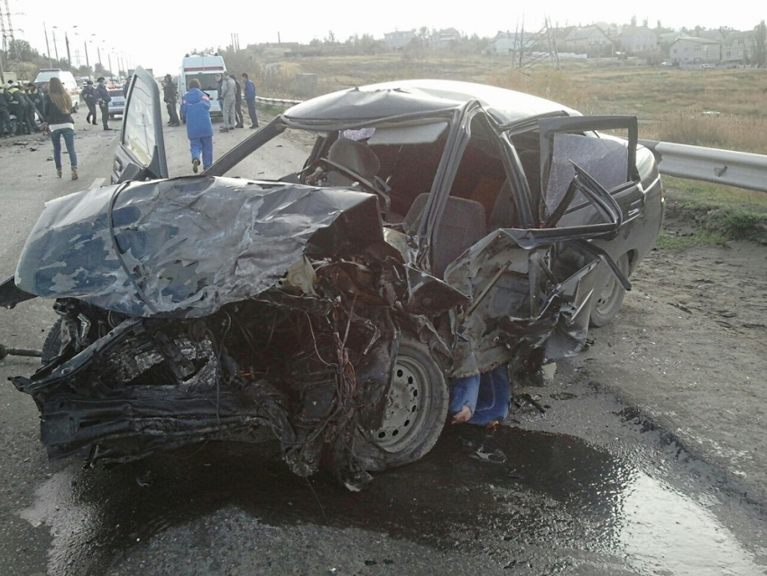 В Волгограде в смертельном ДТП на Третьей Продольной столкнулись ВАЗ 2110 и Renault Sandero