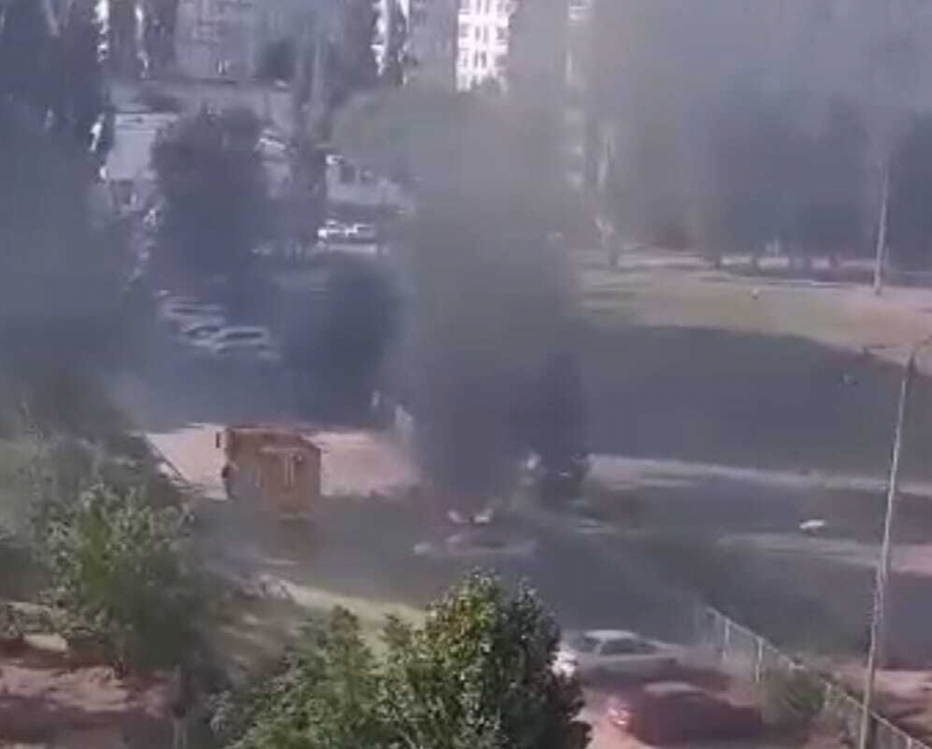 Во дворе Волгограда загорелся автомобиль: видео