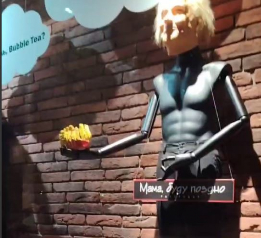 Голых манекенов одели после скандала в центре Волгограда