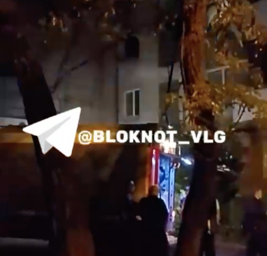 Волгоградец погиб при пожаре в многоквартирном доме – видео 