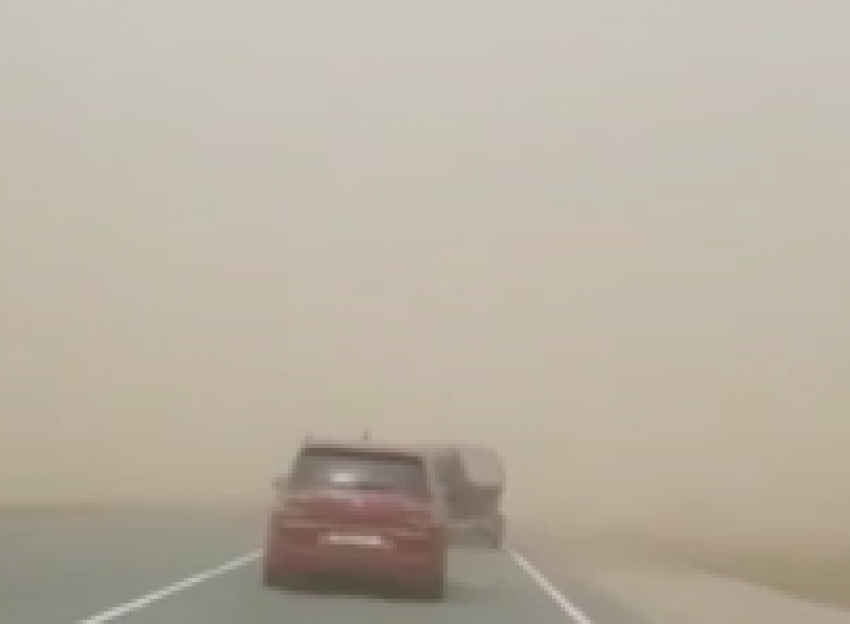 Трасса в Волгоградской области оказалась в плену пыльной бури: видео