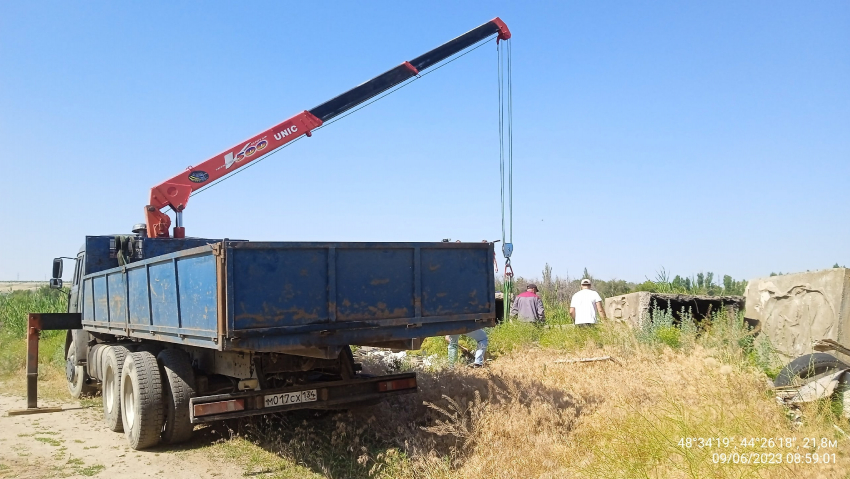 С волгоградского пустыря вывозят выброшенные с Мамаева кургана барельефы 