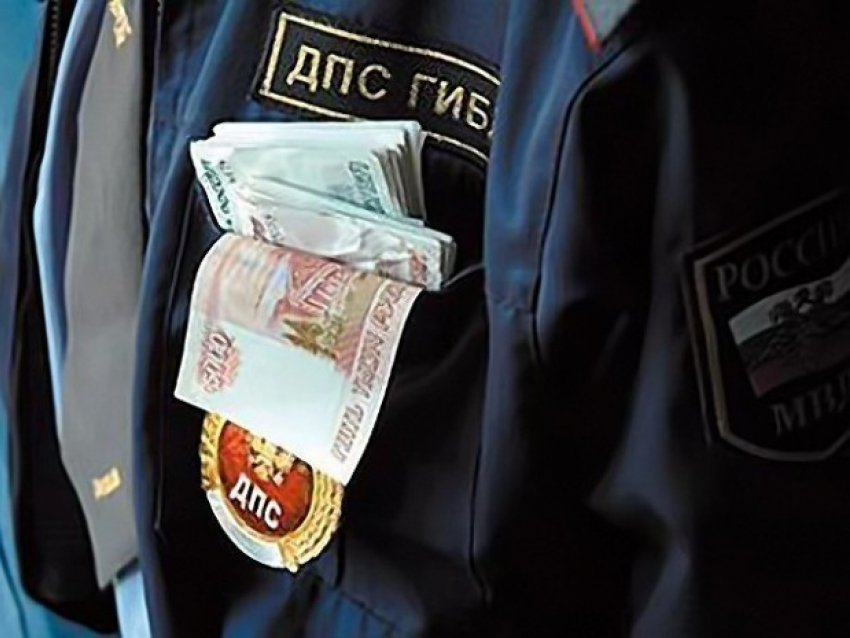 Инспектор ГИБДД идет под суд за взятку в 50 тысяч под Волгоградом