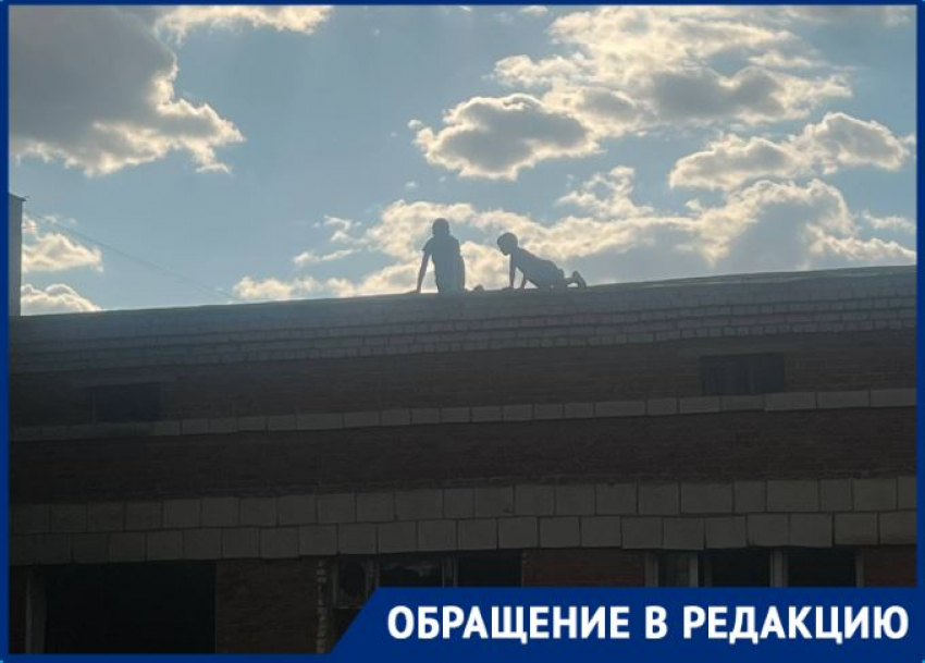 "Дети бегают по крыше": расселенная заброшка стала экстремальным кошмаром волгоградцев