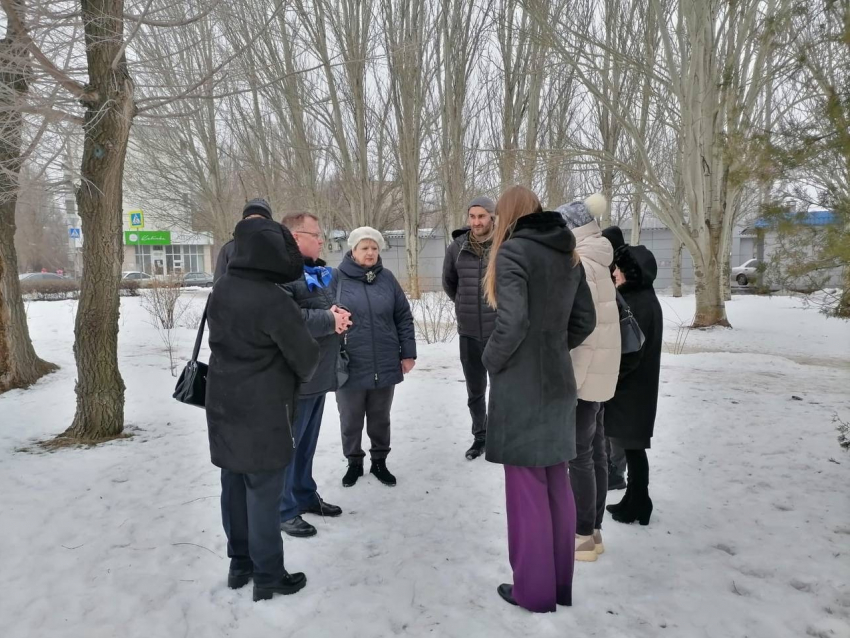 Депутата сфотографировали в кустах в компании переживающих о выборах президента в Волгограде