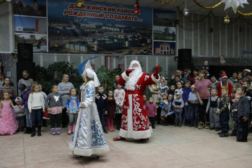 Дед Мороз раздал подарки мальчишкам и девчонкам из многодетных семей Волгограда