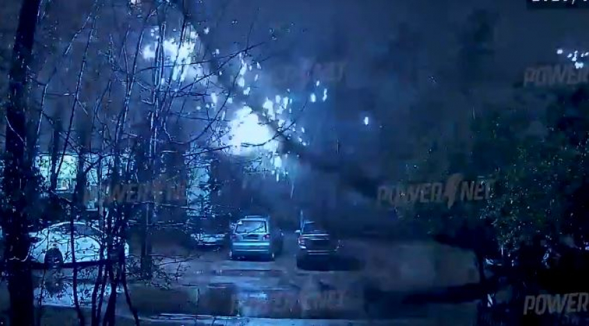 Зацепило провода: падение дерева-гиганта во время ночного ливня попало на камеры под Волгоградом