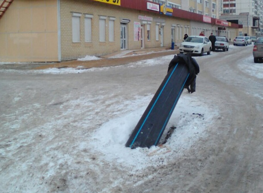 Больше двух лет автомобилисты юга Волгограда в шоке от езды по открытым люкам