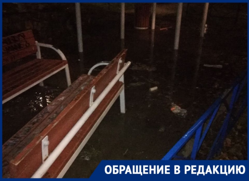 Новый коммунальный прорыв затопил двор в Волгограде