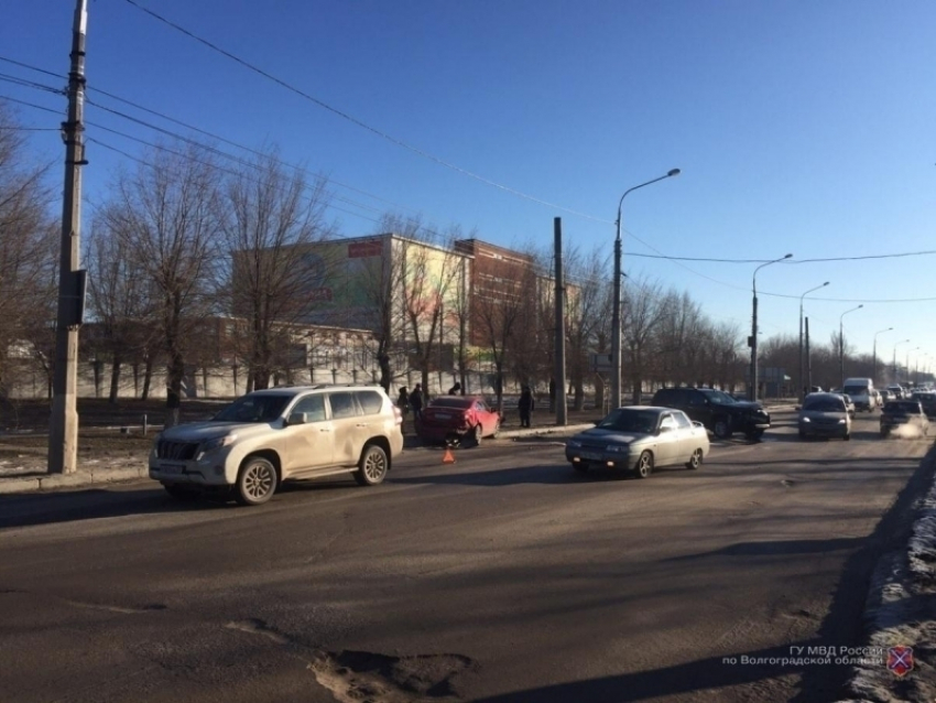 В Волгограде в тройном ДТП иномарок пострадала 41-летняя женщина