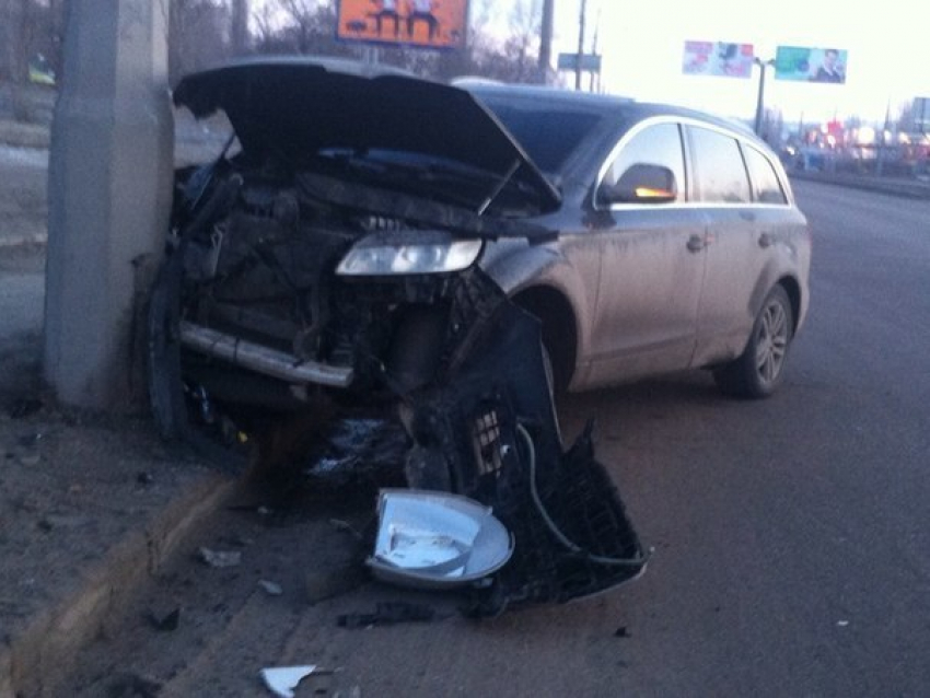 В Волгограде лихач на Audi Q7 протаранил столб и сбежал 